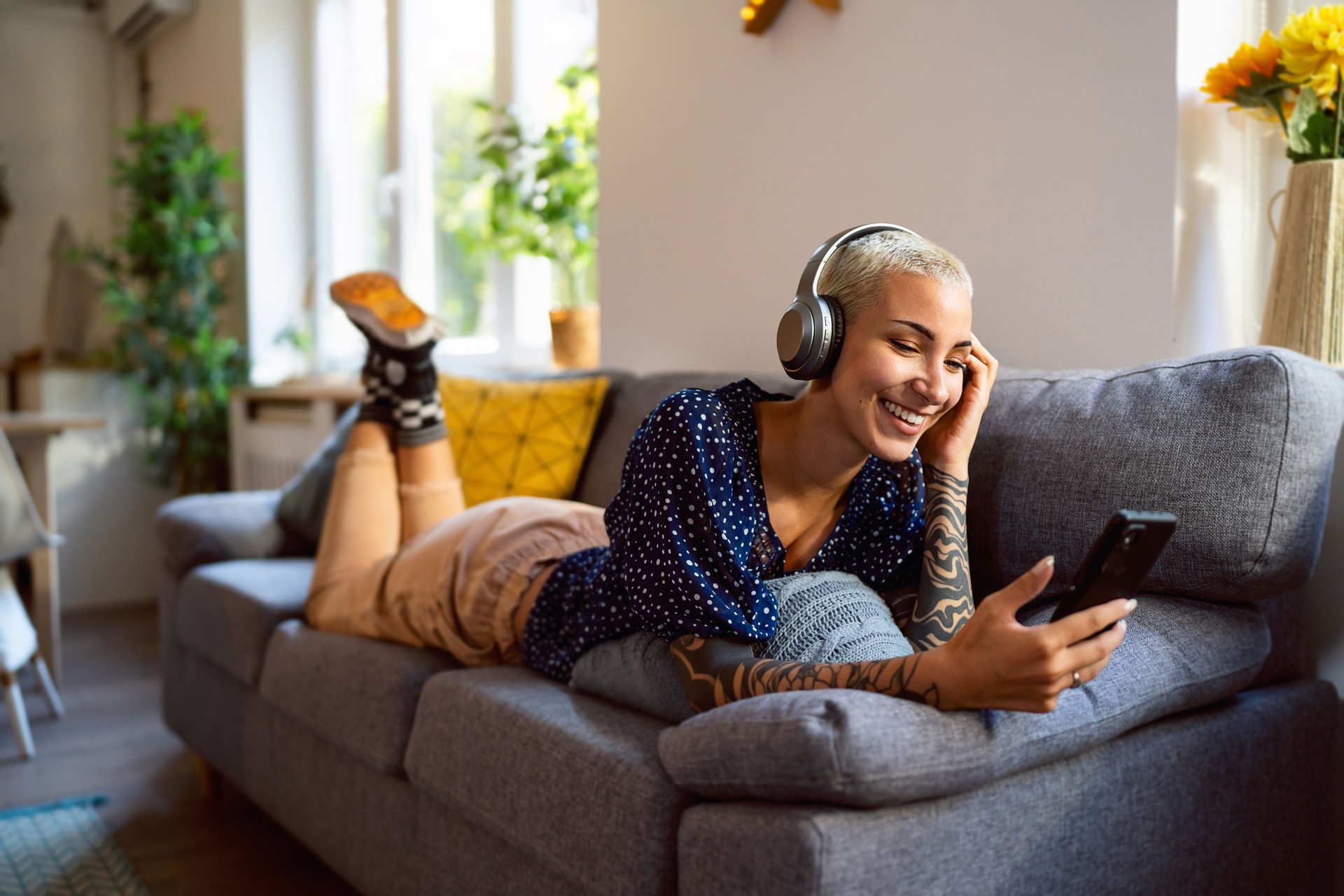 junge frau, die es, musik zu hause zu hören